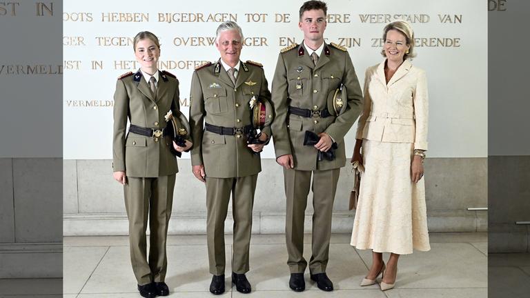 Belgische Königsfamilie posiert in Uniform.