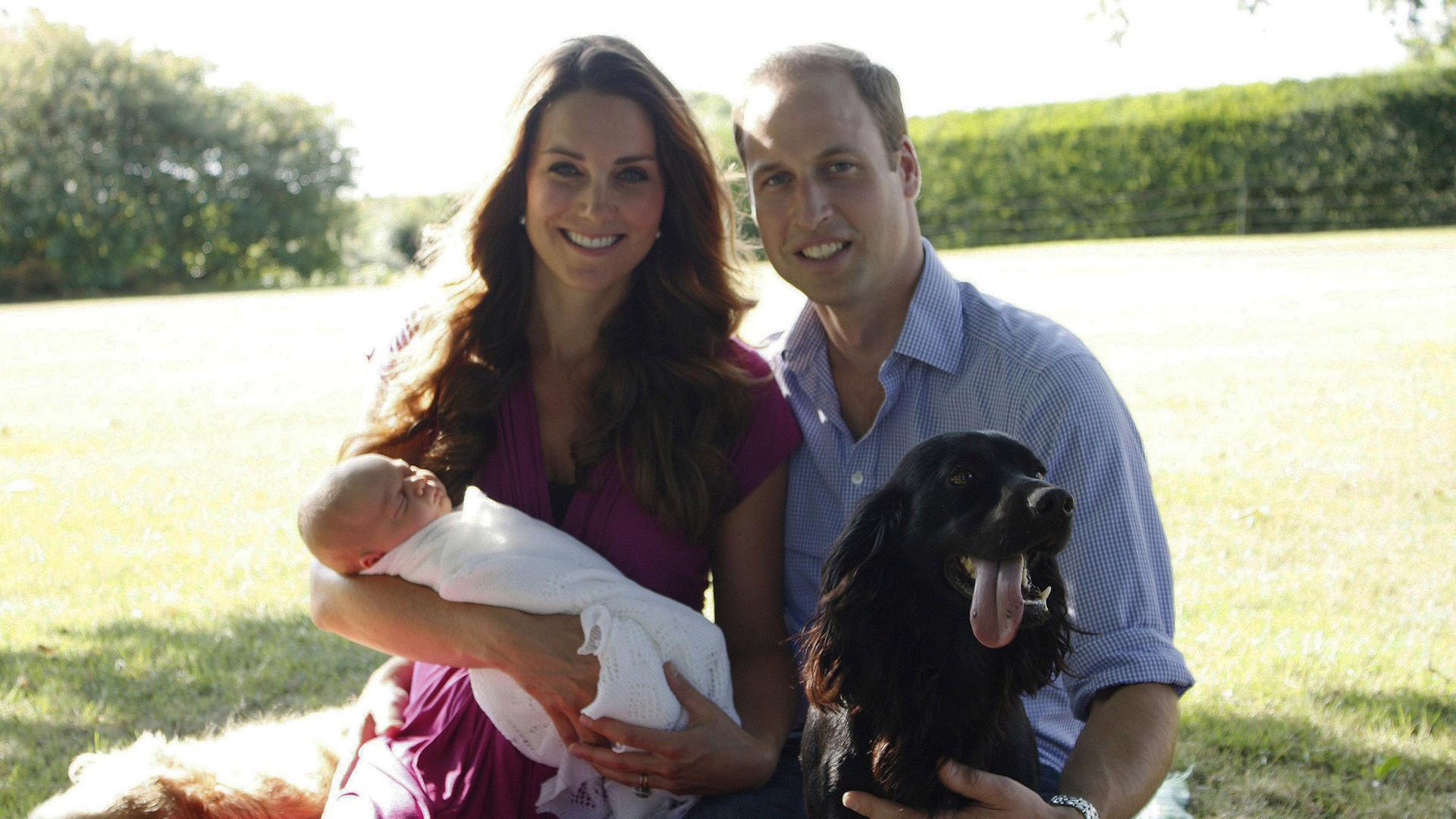 Prinz George kurz nach der Geburt mit seinen Eltern