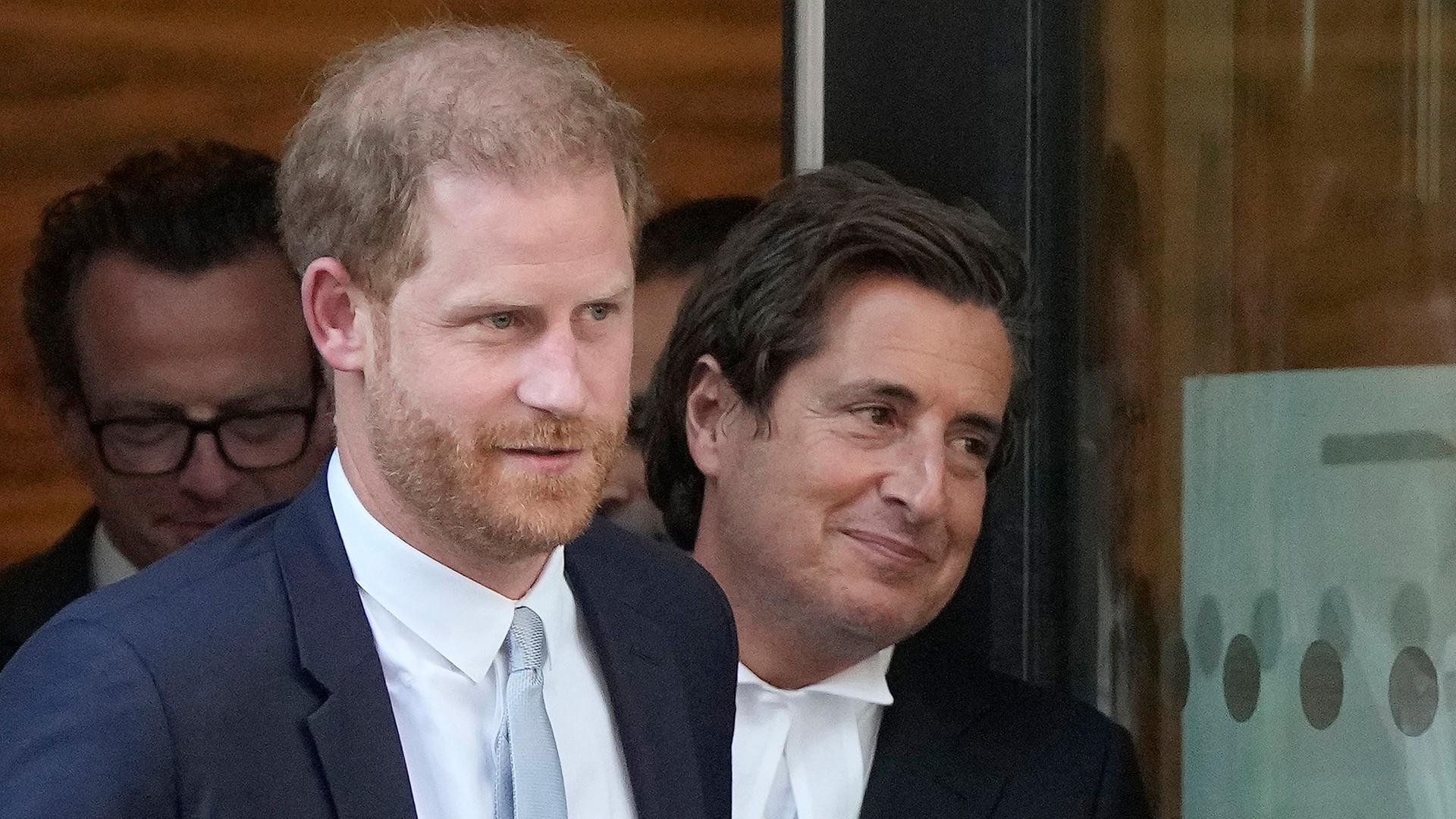 Prinz Harry (M) und sein Anwalt David Sherborne (r) verlassen den High Court nach ihrer Zeugenaussage. 