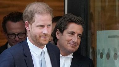 Prinz Harry (M) und sein Anwalt David Sherborne (r) verlassen den High Court nach ihrer Zeugenaussage. 