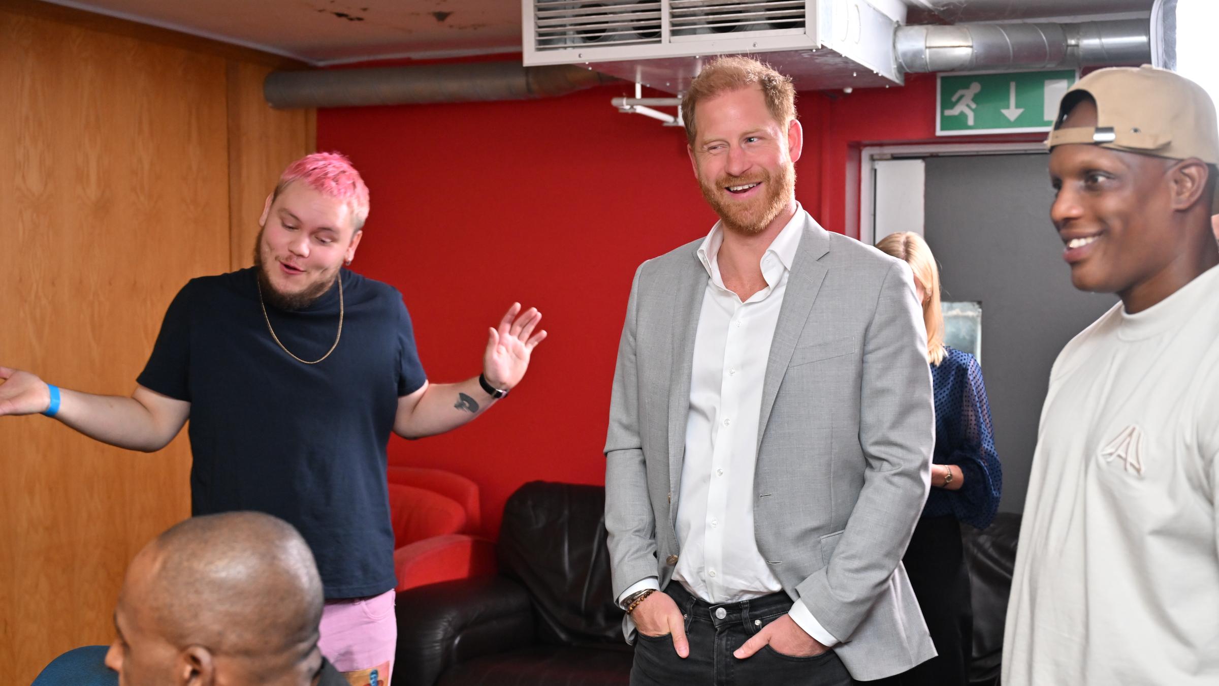 Aus eigener Tasche spendete Prinz Harry 1,27 Millionen Euro an die Organisation "Children in Need". Er setzt seine Wohltätigkeitsreise beim Heimatbesuch in Großbritannien fort. (10.09.2025)