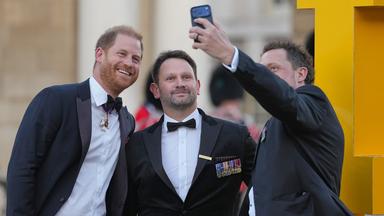 Prinz Harry (links) posiert für ein Selfie. 