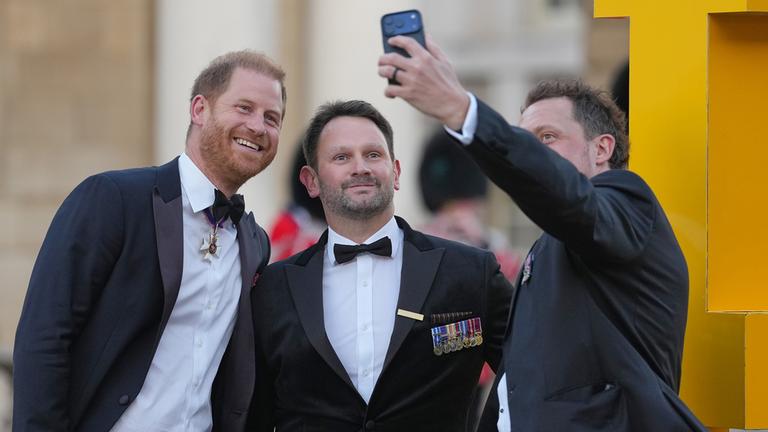 Prinz Harry (links) posiert für ein Selfie. 