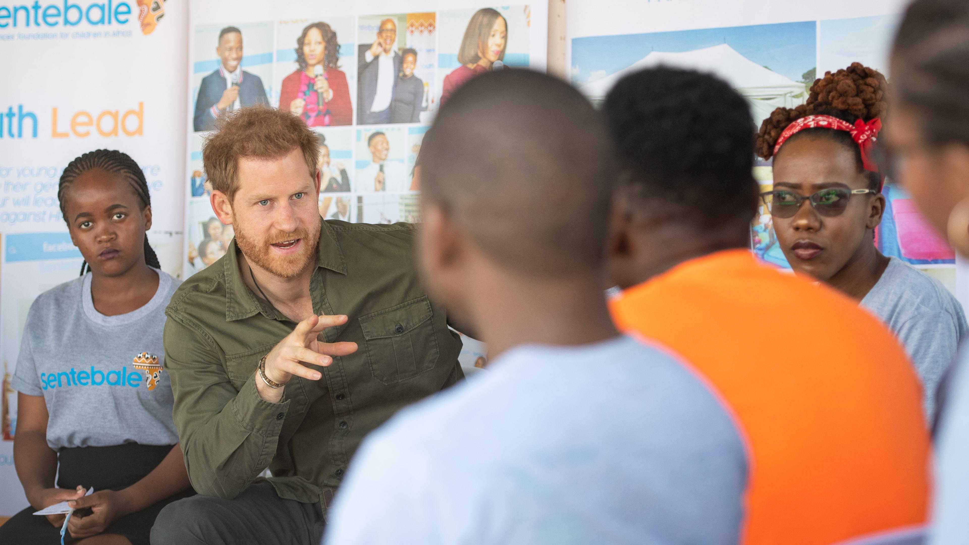  Prinz Harry, Herzog von Sussex, spricht am vierten Tag seiner Afrikareise mit Menschen des Projekts Kasane Health Post seiner Sentebale-Stiftung für junge HIV-infizierte Menschen.