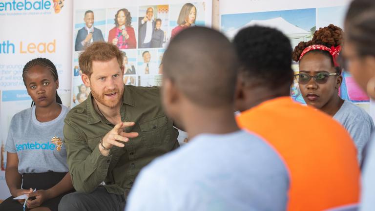  Prinz Harry, Herzog von Sussex, spricht am vierten Tag seiner Afrikareise mit Menschen des Projekts Kasane Health Post seiner Sentebale-Stiftung für junge HIV-infizierte Menschen.