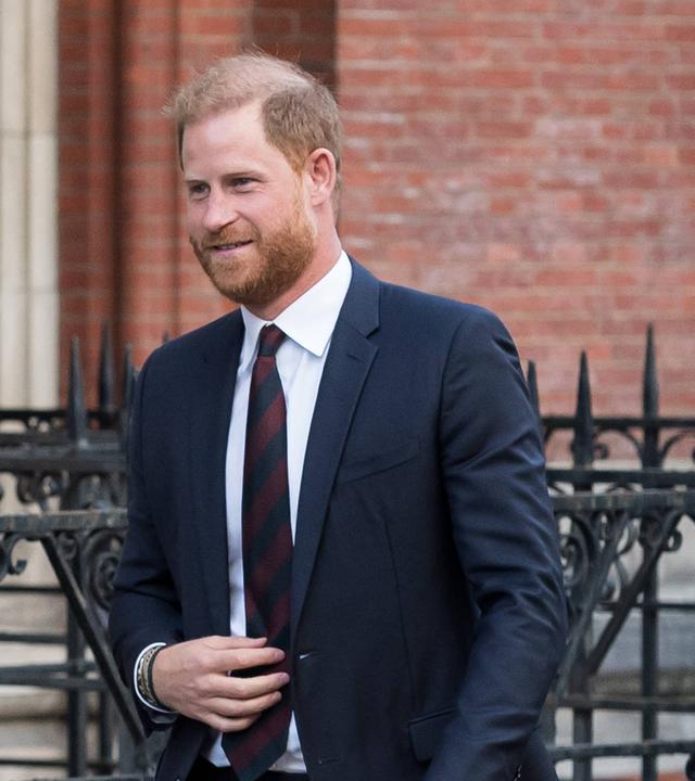 Prinz Harry, Herzog von Sussex, verlässt am 09.04.2025 den High Court in London, nachdem zweiten Tag der Berufungsverhandlung in einem Rechtsstreit gegen das Innenministerium wegen der Entscheidung, seinen Polizeischutz im Vereinigten Königreich herabzustufen, nachdem er 2020 sein Amt als aktives Mitglied der Königsfamilie niedergelegt hatte.