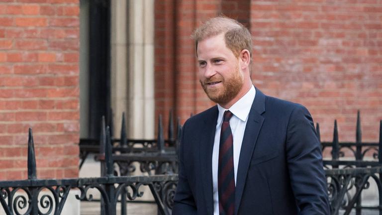 Prinz Harry, Herzog von Sussex, verlässt am 09.04.2025 den High Court in London, nachdem zweiten Tag der Berufungsverhandlung in einem Rechtsstreit gegen das Innenministerium wegen der Entscheidung, seinen Polizeischutz im Vereinigten Königreich herabzustufen, nachdem er 2020 sein Amt als aktives Mitglied der Königsfamilie niedergelegt hatte.