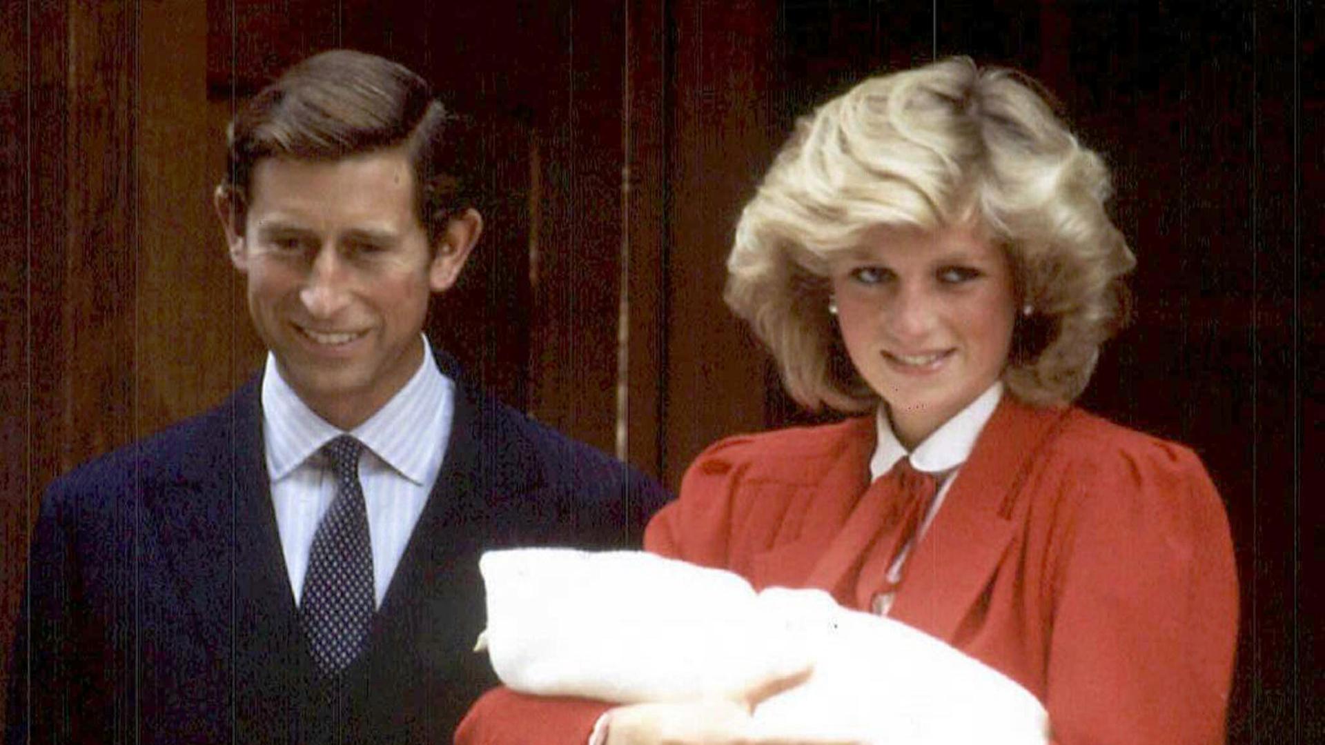 Diana hält den Neugeborenen Prinz Harry auf dem Arm. Charles steht daneben.
