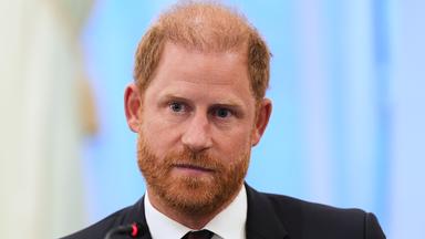 Das Bild zeigt den britischen Prinz Harry vor einem Mikrofon.