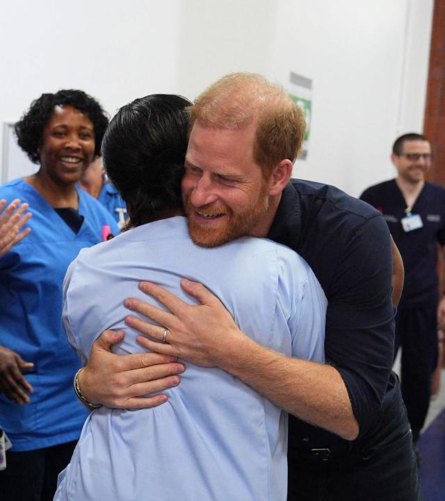 Prinz Harry im Kinderkrankenhaus