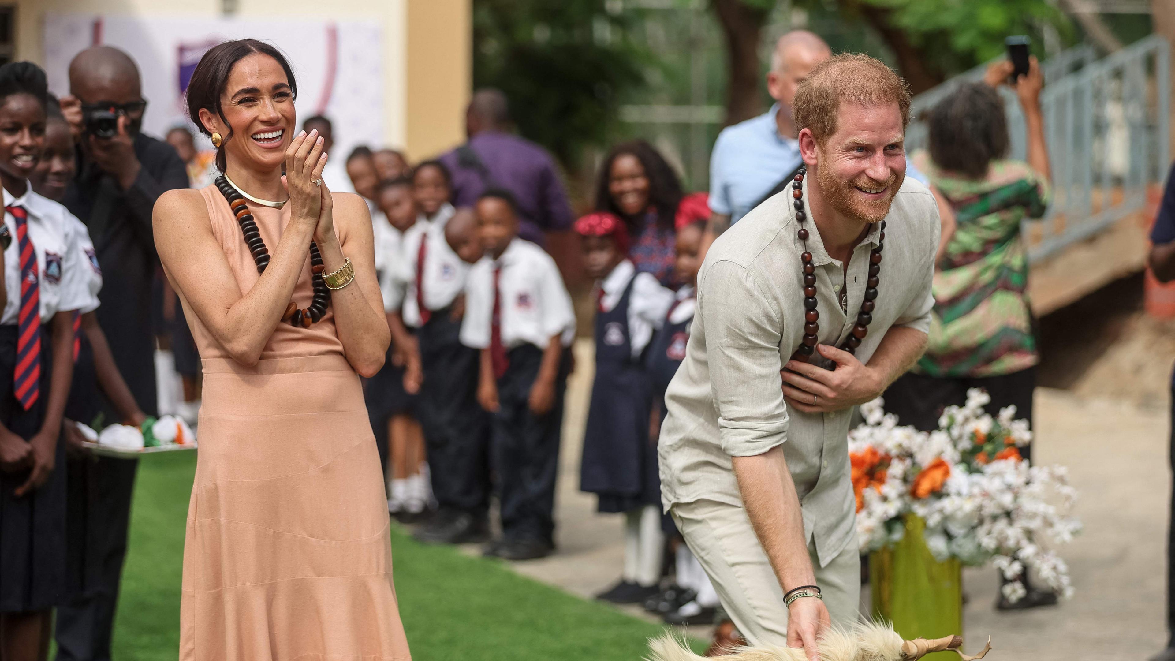 Prinz Harry und Meghan nehmen an Aktivitäten teil, als sie am 10.05.2024 in der Lightway Academy in Abuja eintreffen, wo sie Nigeria im Rahmen der Feierlichkeiten zum Jahrestag der Invictus Games besuchen.