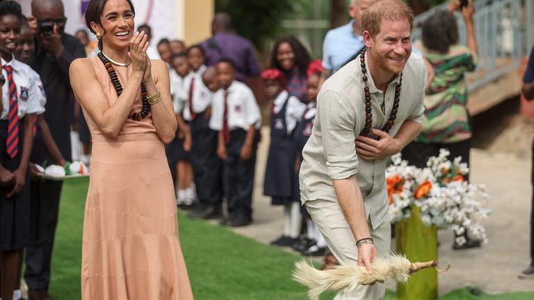 Prinz Harry und Meghan nehmen an Aktivitäten teil, als sie am 10.05.2024 in der Lightway Academy in Abuja eintreffen, wo sie Nigeria im Rahmen der Feierlichkeiten zum Jahrestag der Invictus Games besuchen.