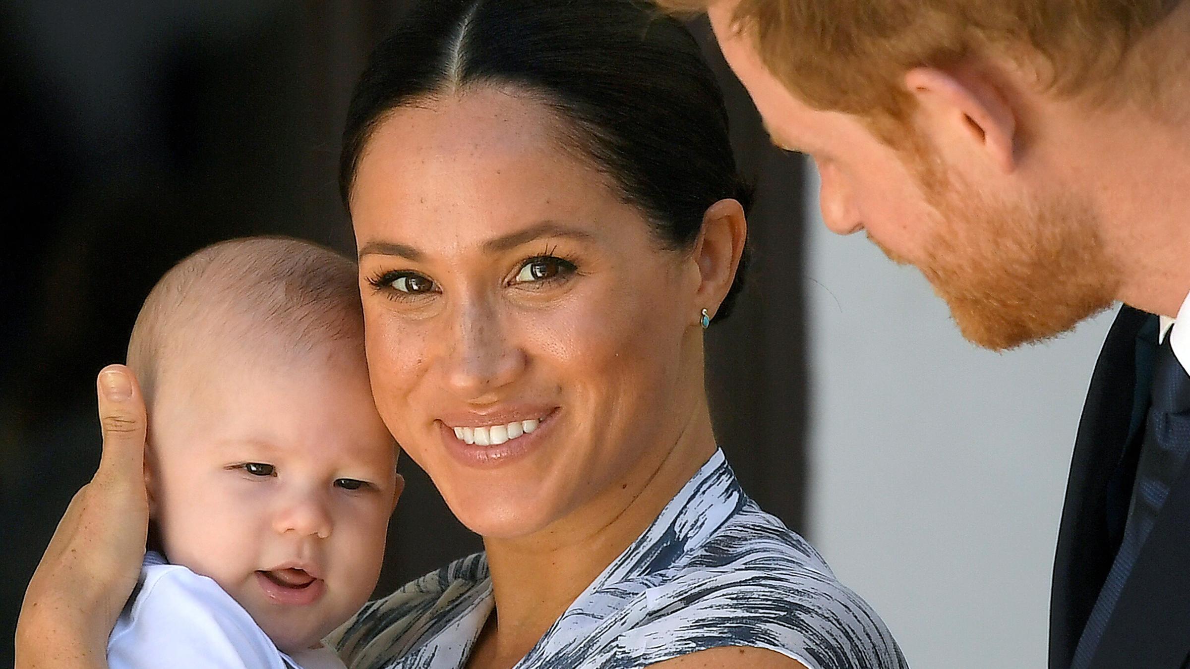 Archiv: Prinz Harry mit Ehefrau Meghan und Sohn Archie.