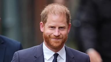 Das Bild zeigt Prinz Harry, der in die Kamera lächelt.