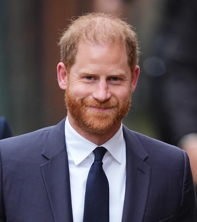 Das Bild zeigt Prinz Harry, der in die Kamera lächelt.