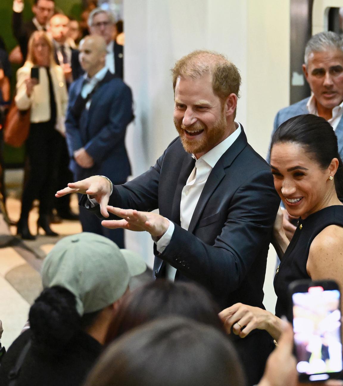 Prinz Harry und Meghan, der Herzog und die Herzogin von Sussex, begrüßen Kinder bei ihrem Besuch im Royal Children's Hospital in Melbourne, aufgenommen am 14.04.2026