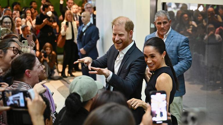 Prinz Harry und Meghan, der Herzog und die Herzogin von Sussex, begrüßen Kinder bei ihrem Besuch im Royal Children's Hospital in Melbourne, aufgenommen am 14.04.2026