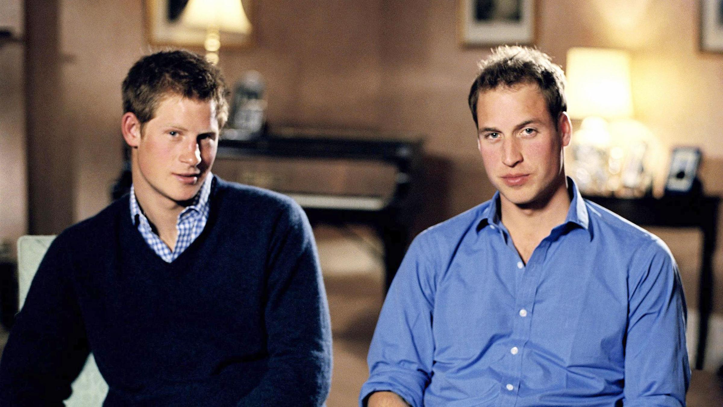 Prinz Harry und Prinz William sitzen nebeneinander auf Stühlen.