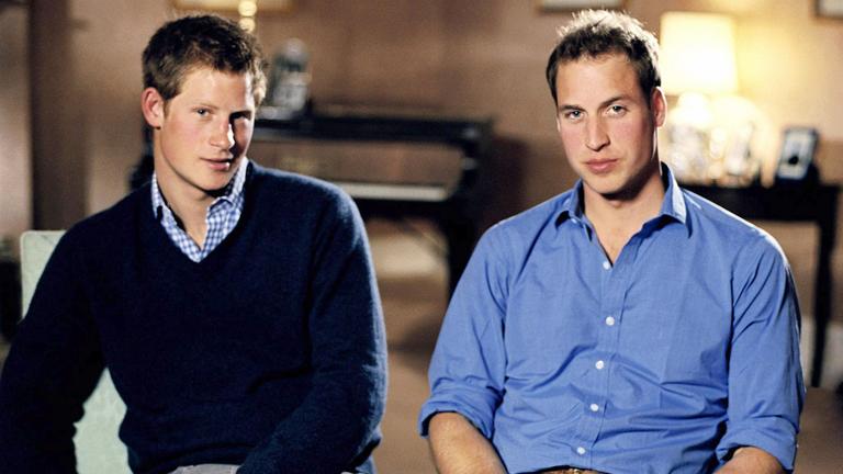 Prinz Harry und Prinz William sitzen nebeneinander auf Stühlen.