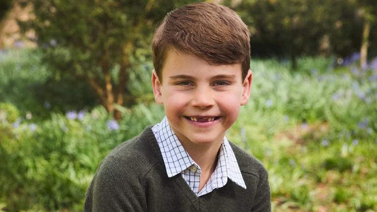 Mit Zahnlücke: Prinz Louis wird sieben