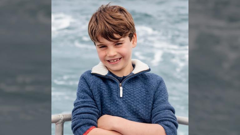 Prinz Louis ist zu sehen, er lächelt in die Kamera.