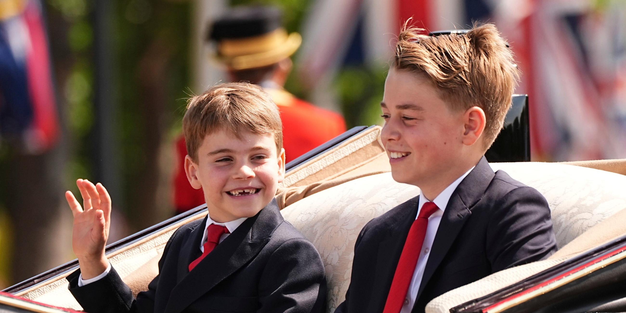 Prinz Louis und sein Bruder George sitzen in der Kutsche