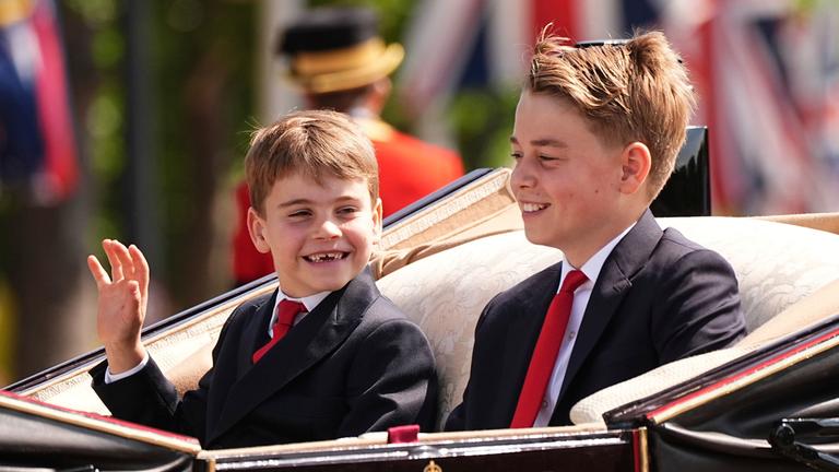 Prinz Louis und sein Bruder George sitzen in der Kutsche