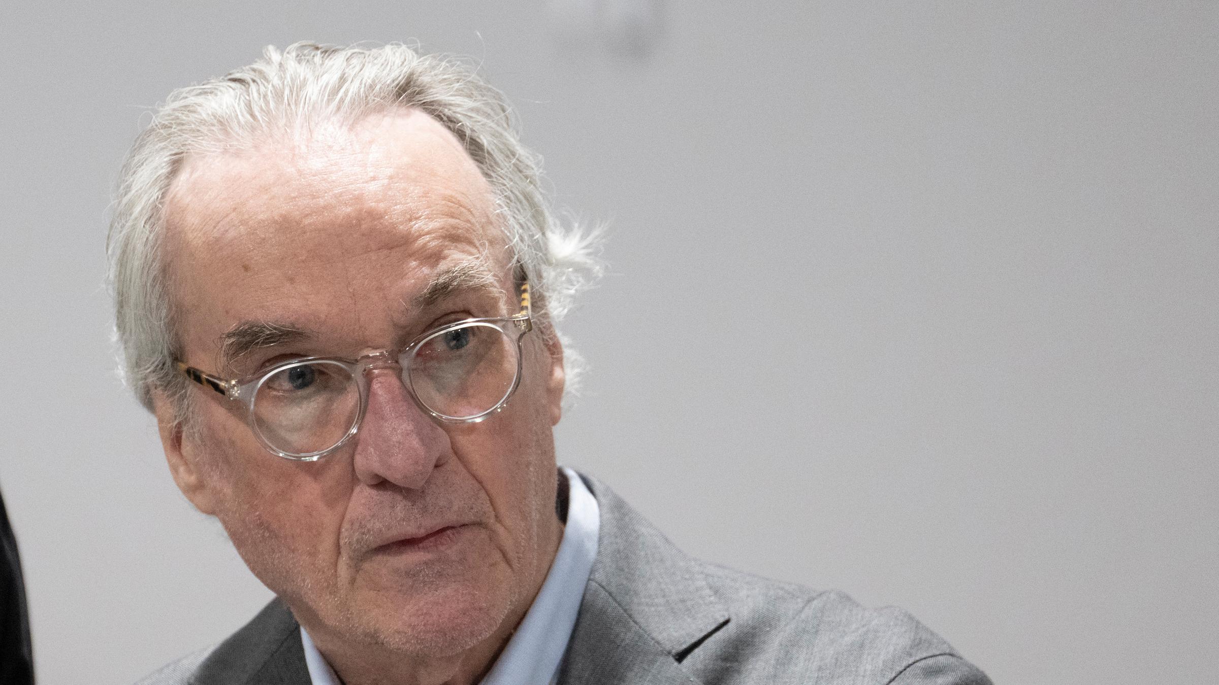 Heinrich XIII. Prinz Reuß im Gerichtssaal in Frankfurt