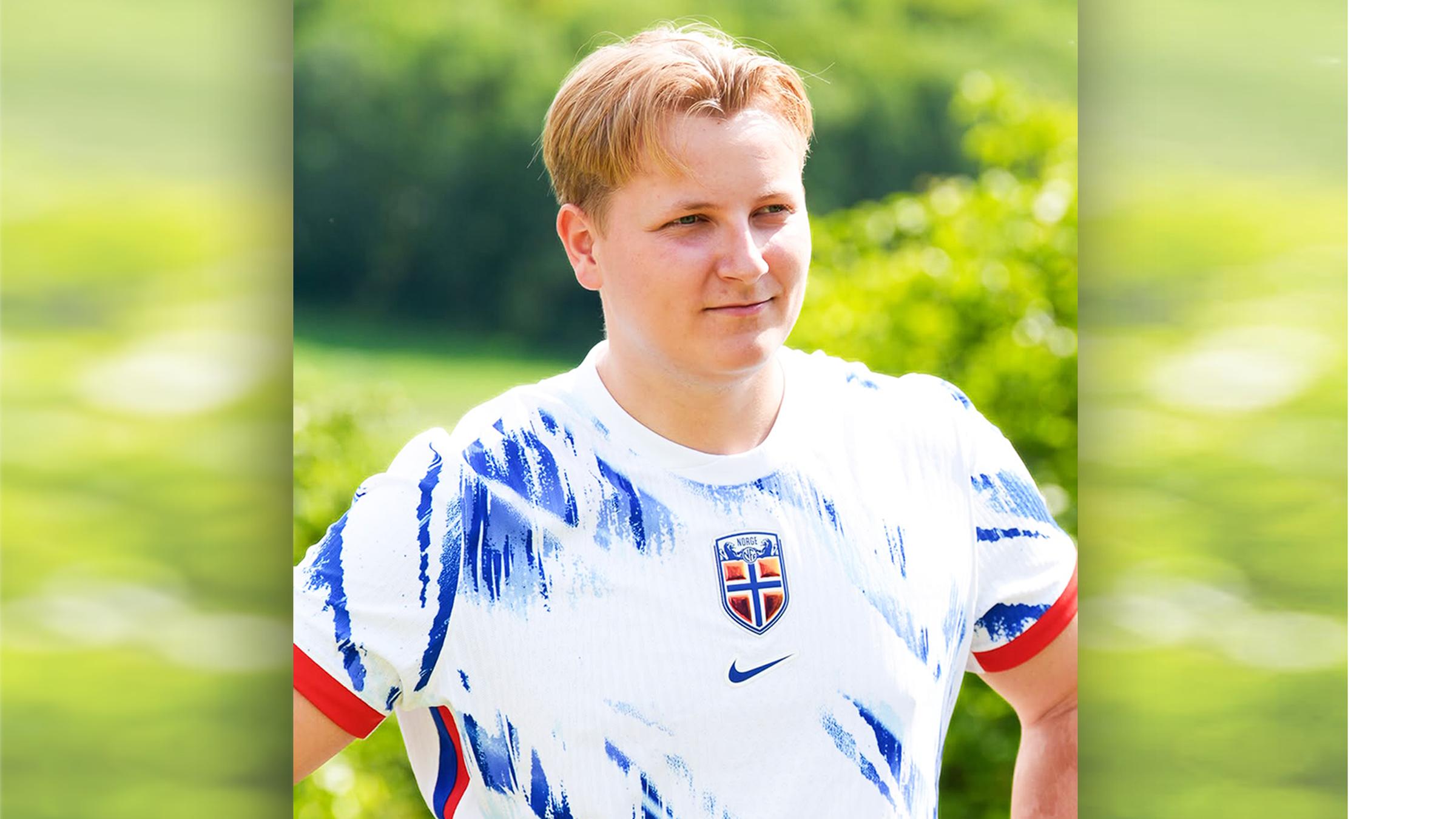 Sverre Magnus von Norwegen, der jüngste Sohn von Haakon und Mette-Marit, wird heute 20 Jahre alt. Zu seinen Ehren veröffentlicht der Königspalast ein neues Foto des Prinzen. (03.12.2025)