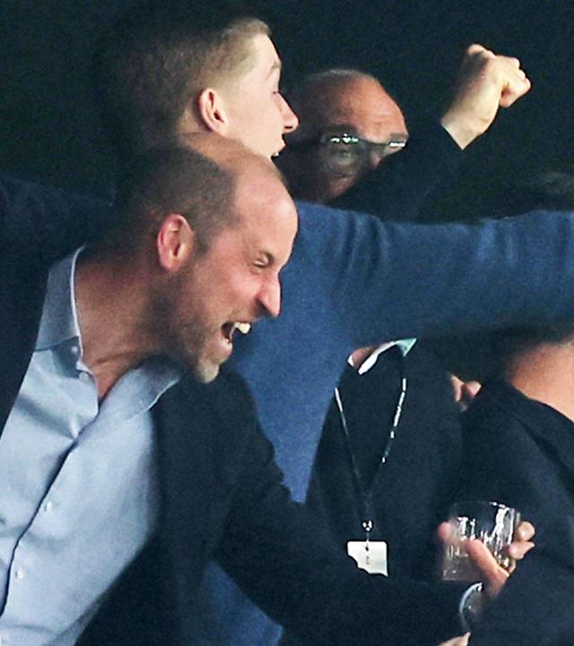 Prinz William feuert den Verein Aston Villa beim Europa League-Finale lautstark an.