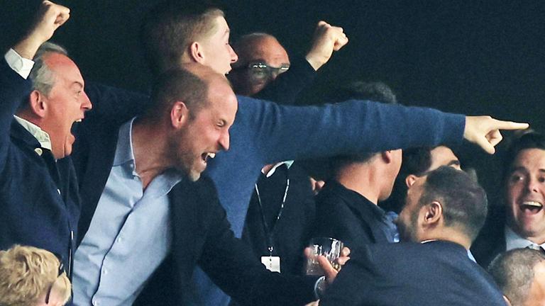 Prinz William feuert den Verein Aston Villa beim Europa League-Finale lautstark an.