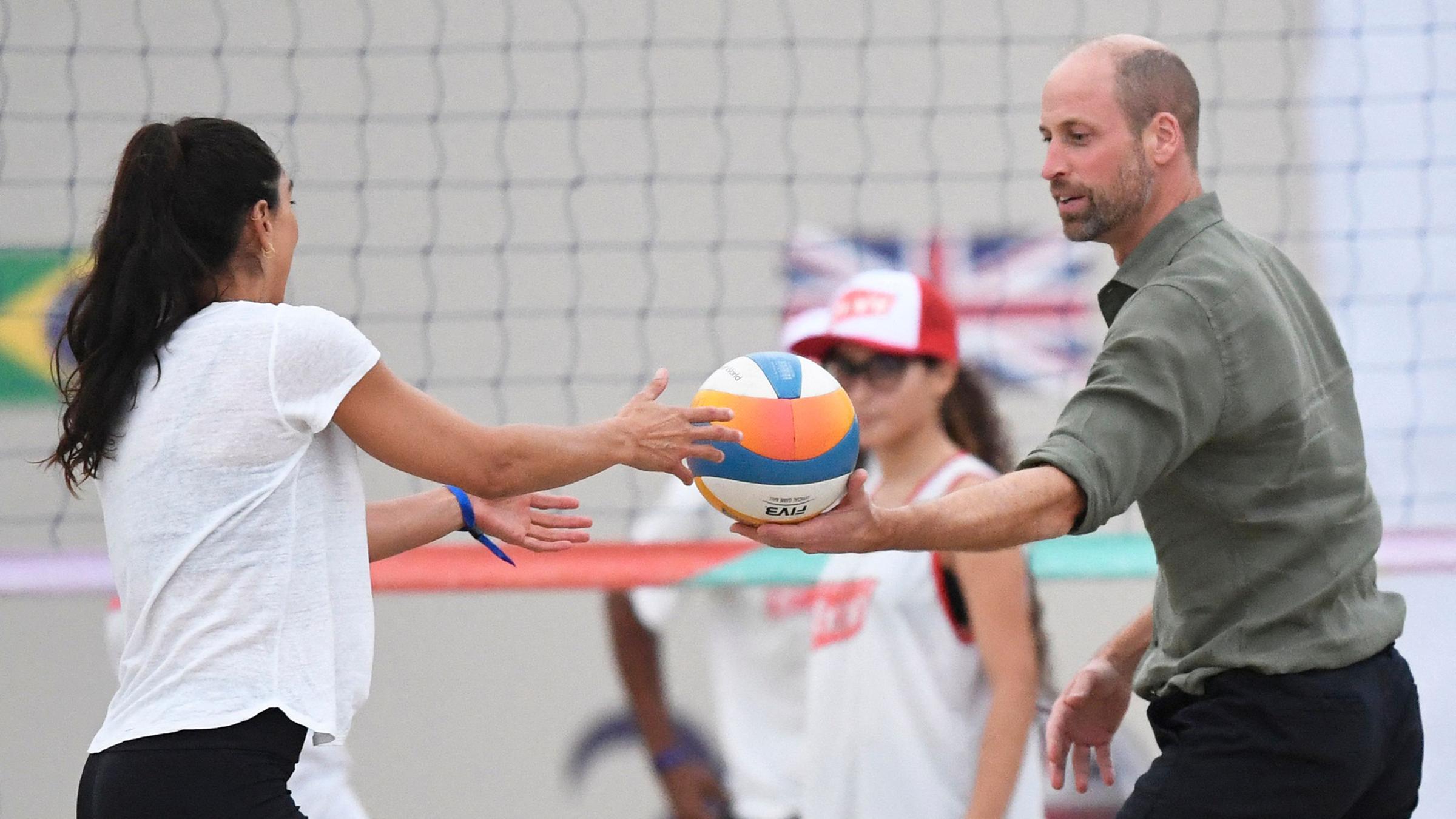 Um mit jungen Brasilianern ins Gespräch zu kommen, legt sich Prinz William in Rio de Janeiro beim Beachvolleyball ins Zeug. Er vertritt König Charles bei der Weltklimakonferenz. (04.11.2025) 