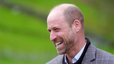 Prinz William trifft Bauernfamilie bei Kuchen