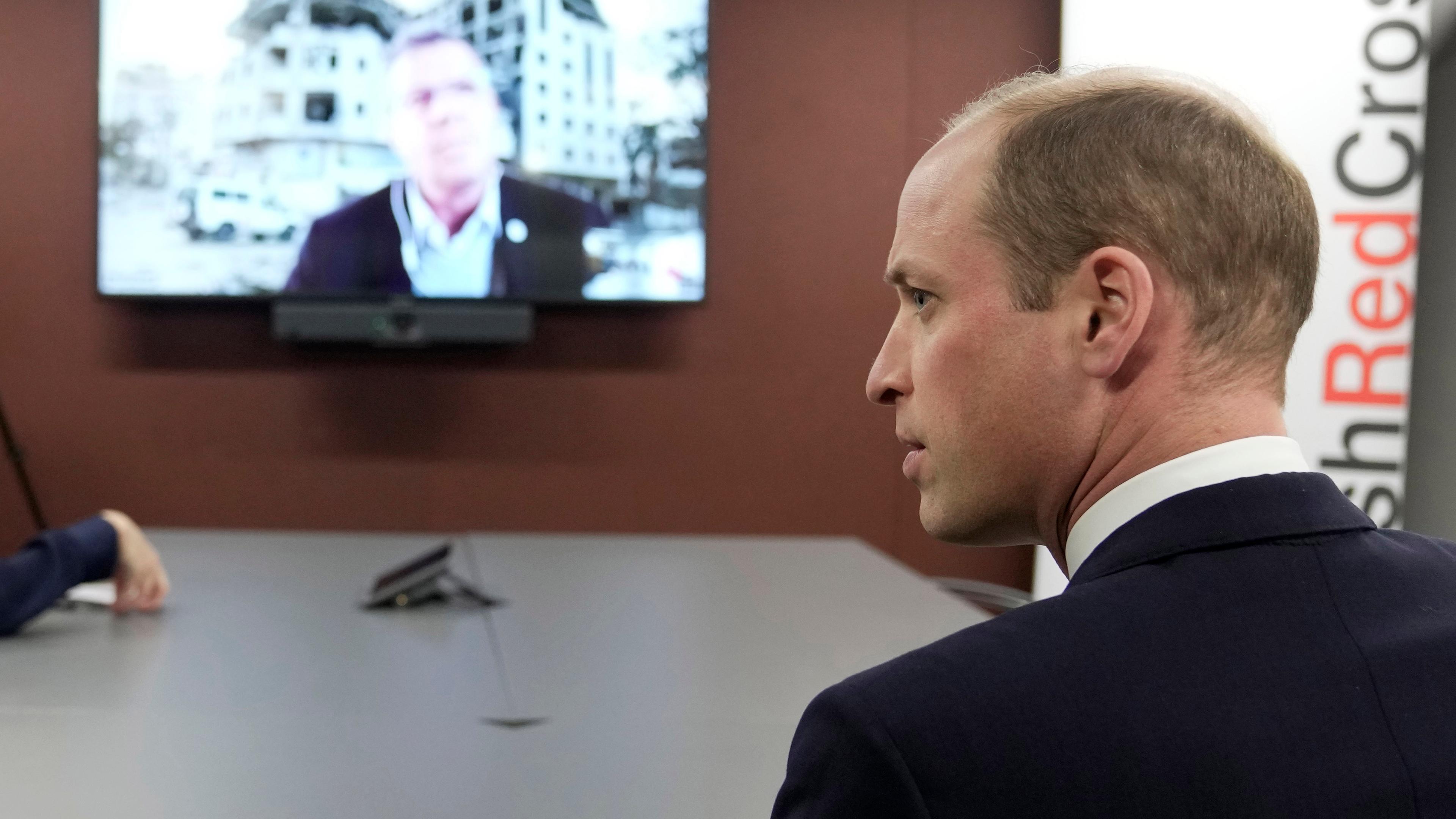 Großbritannien, London: William (vorne), Prinz von Wales, hört Pascal Hundt, Senior Crisis Manager des Internationalen Komitees des Roten Kreuzes, bei einer Videoschalte aus Gaza.