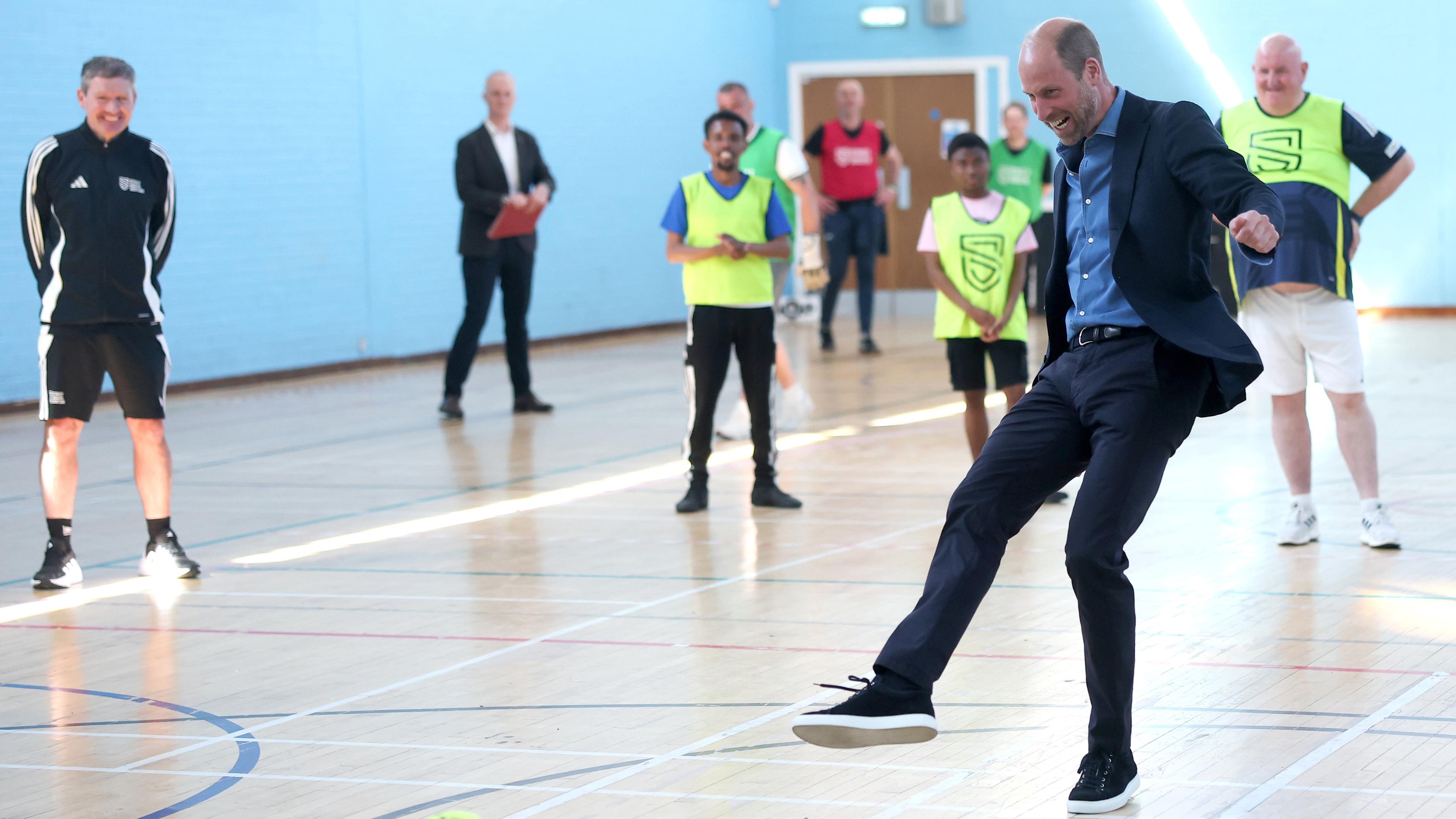 Prinz William kickert im Anzug