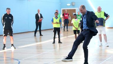 Prinz William kickert im Anzug