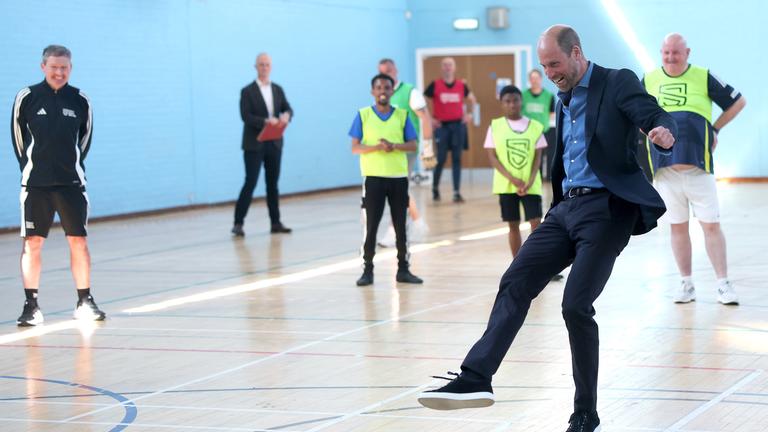 Prinz William kickert im Anzug