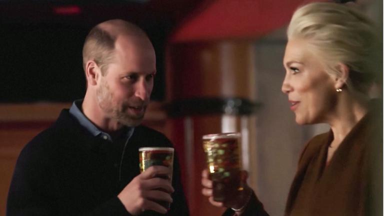 Prnz William und eine Schauspielerin stoßen an.