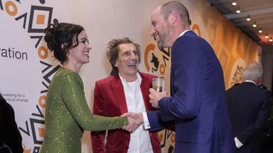 Bei der Preisverleihung der Wildtierschutzorganisation "Tusk" in London traf der britische Thronfolger auf den "Rolling Stones"-Gitarristen Ron Wood.