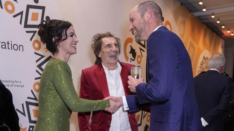 Bei der Preisverleihung der Wildtierschutzorganisation "Tusk" in London traf der britische Thronfolger auf den "Rolling Stones"-Gitarristen Ron Wood.