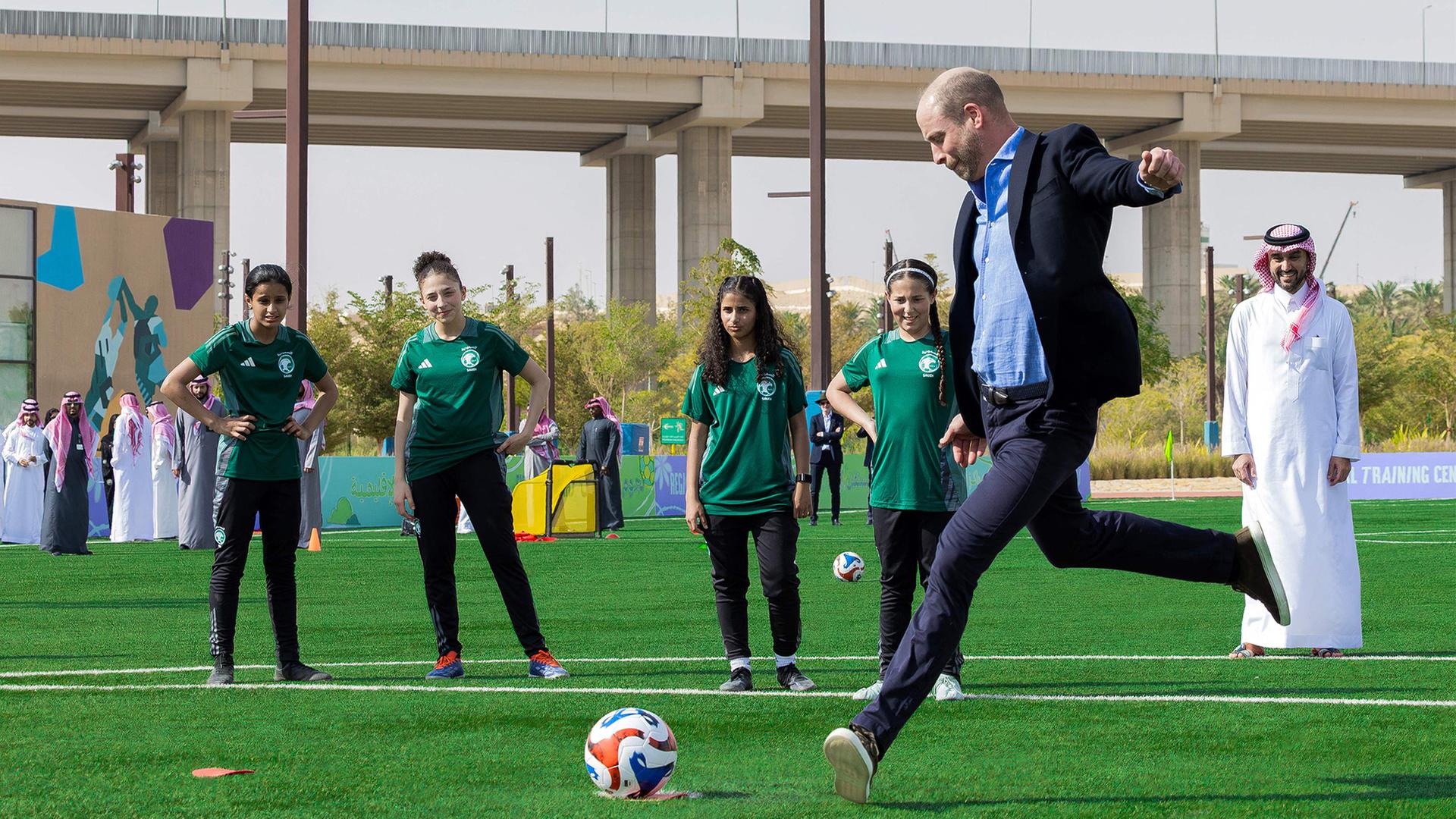 Staatsbesuch bei den Ölscheichs: Prinz William kickt bei der Mädchen-Mannschaft in Riad mit und würdigt damit die Bestrebungen der Saudis, eine namhafte Fußball-Größe zu werden. (11.02.2026)