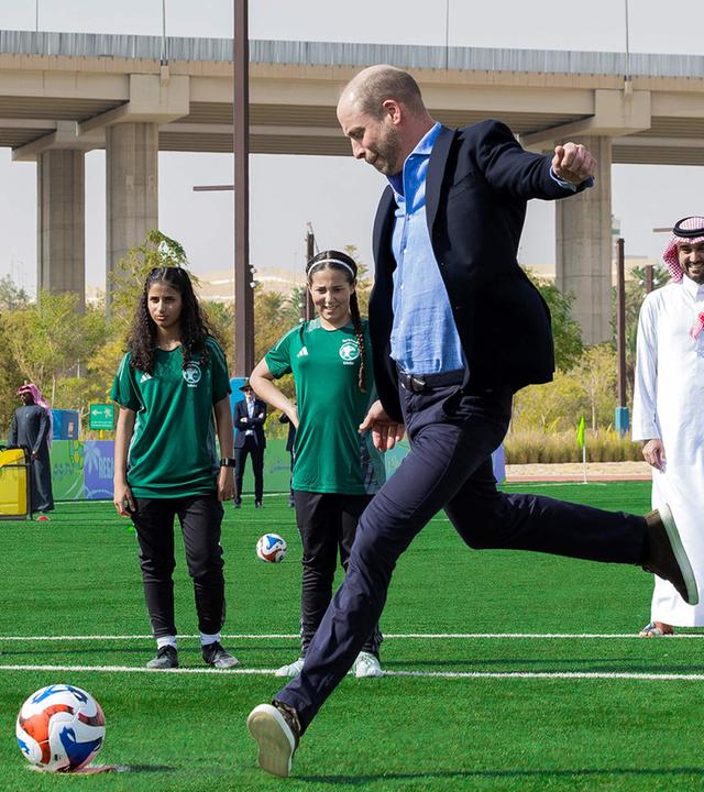 Staatsbesuch bei den Ölscheichs: Prinz William kickt bei der Mädchen-Mannschaft in Riad mit und würdigt damit die Bestrebungen der Saudis, eine namhafte Fußball-Größe zu werden. (11.02.2026)
