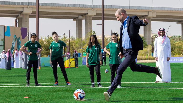 Staatsbesuch bei den Ölscheichs: Prinz William kickt bei der Mädchen-Mannschaft in Riad mit und würdigt damit die Bestrebungen der Saudis, eine namhafte Fußball-Größe zu werden. (11.02.2026)