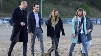 Der britische Thronfolger war an der Nordküste von Wales und informierte sich bei einem Strandspaziergang über die Arbeit der "Marine Conservation Society".