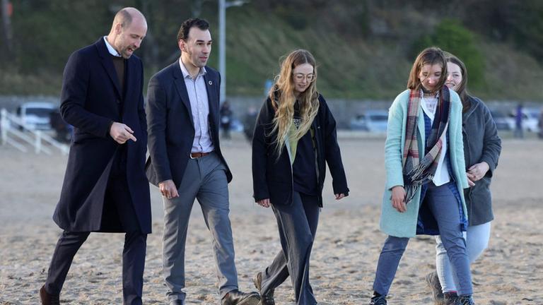 Der britische Thronfolger war an der Nordküste von Wales und informierte sich bei einem Strandspaziergang über die Arbeit der "Marine Conservation Society".