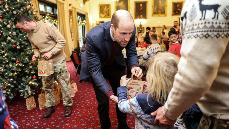 Prinz William mit Kindern von Soldaten bei Weihnachtsessen