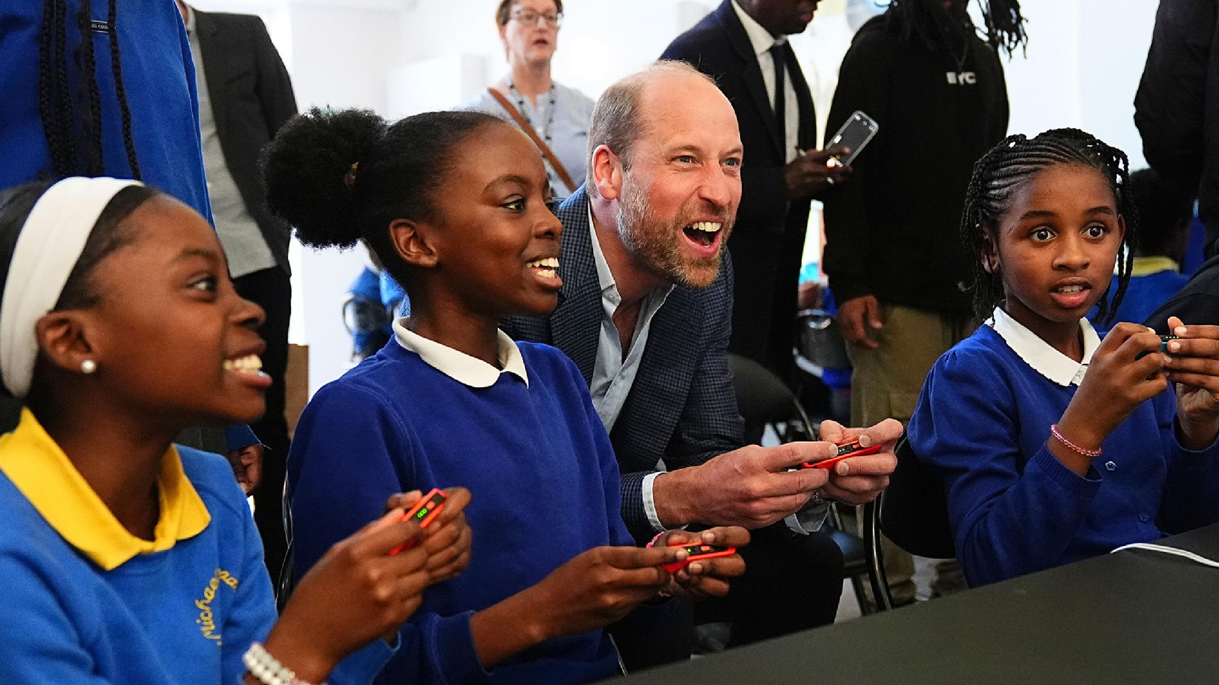 Ganz in seinem Element scheint Prinz William beim Besuch eines Jugendzentrums in London zu sein. Der Thronfolger spielt eine Partie “Mario Kart“ mit einigen Jugendlichen. (25.04.2025) 