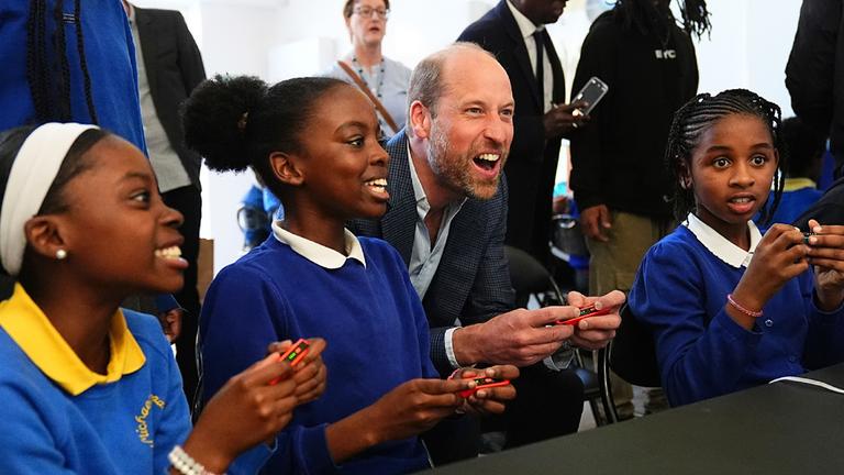 Ganz in seinem Element scheint Prinz William beim Besuch eines Jugendzentrums in London zu sein. Der Thronfolger spielt eine Partie “Mario Kart“ mit einigen Jugendlichen. (25.04.2025) 