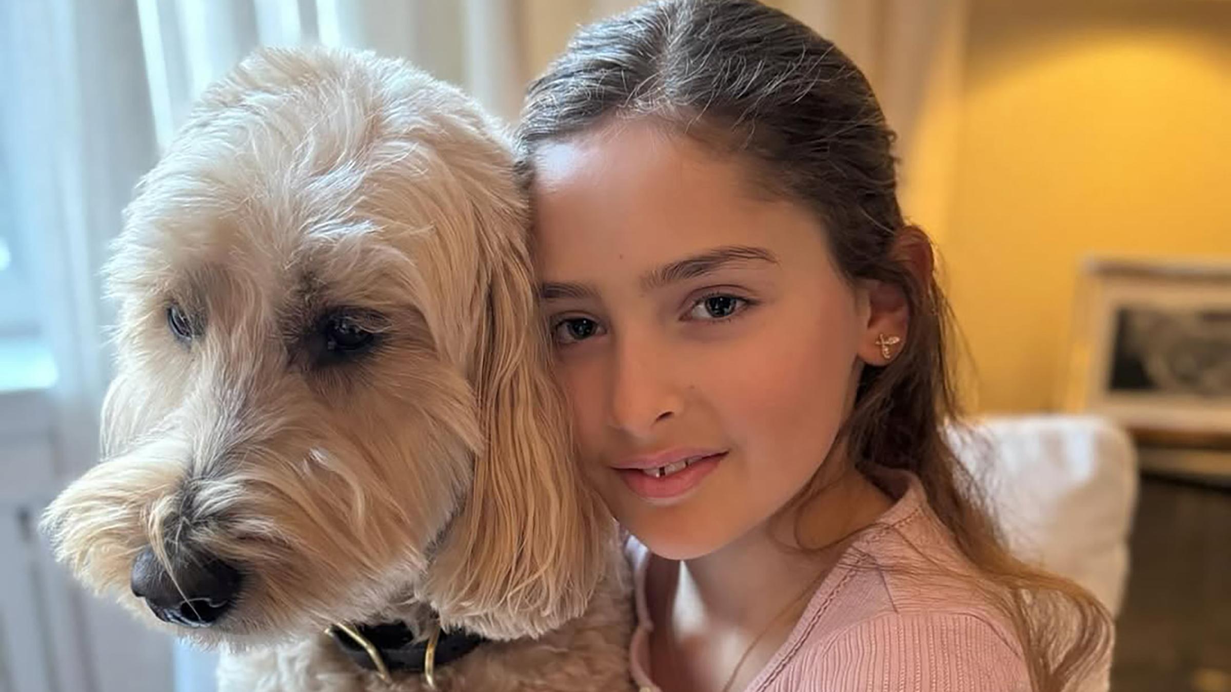 Die Tochter der schwedischen Prinzessin Madeleine ist mit dem Familienhund zu sehen.