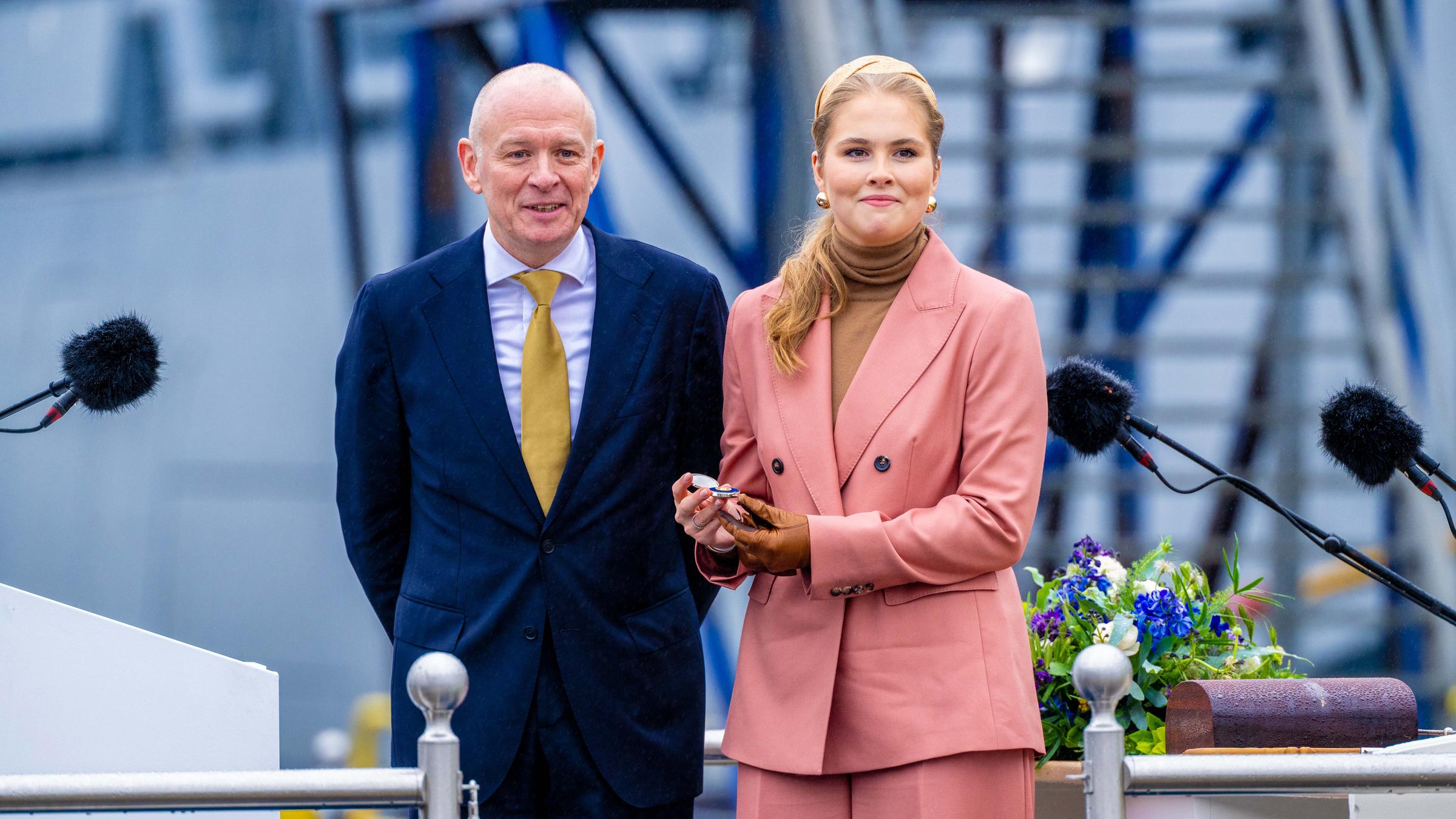 Adel: Prinzessin Amalia bei der Taufe eines Kampfunterstützungsschiffs in Vlissingen